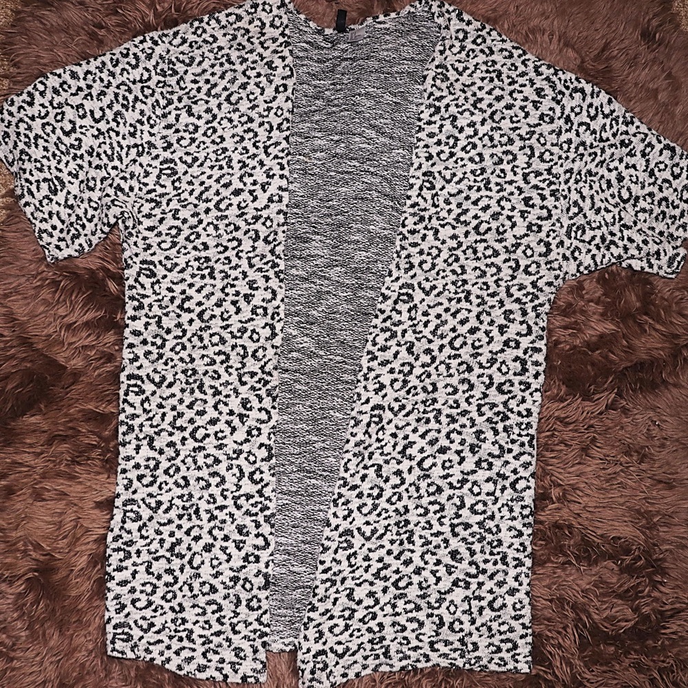 Cropped Sleeved Leopard Cardigan